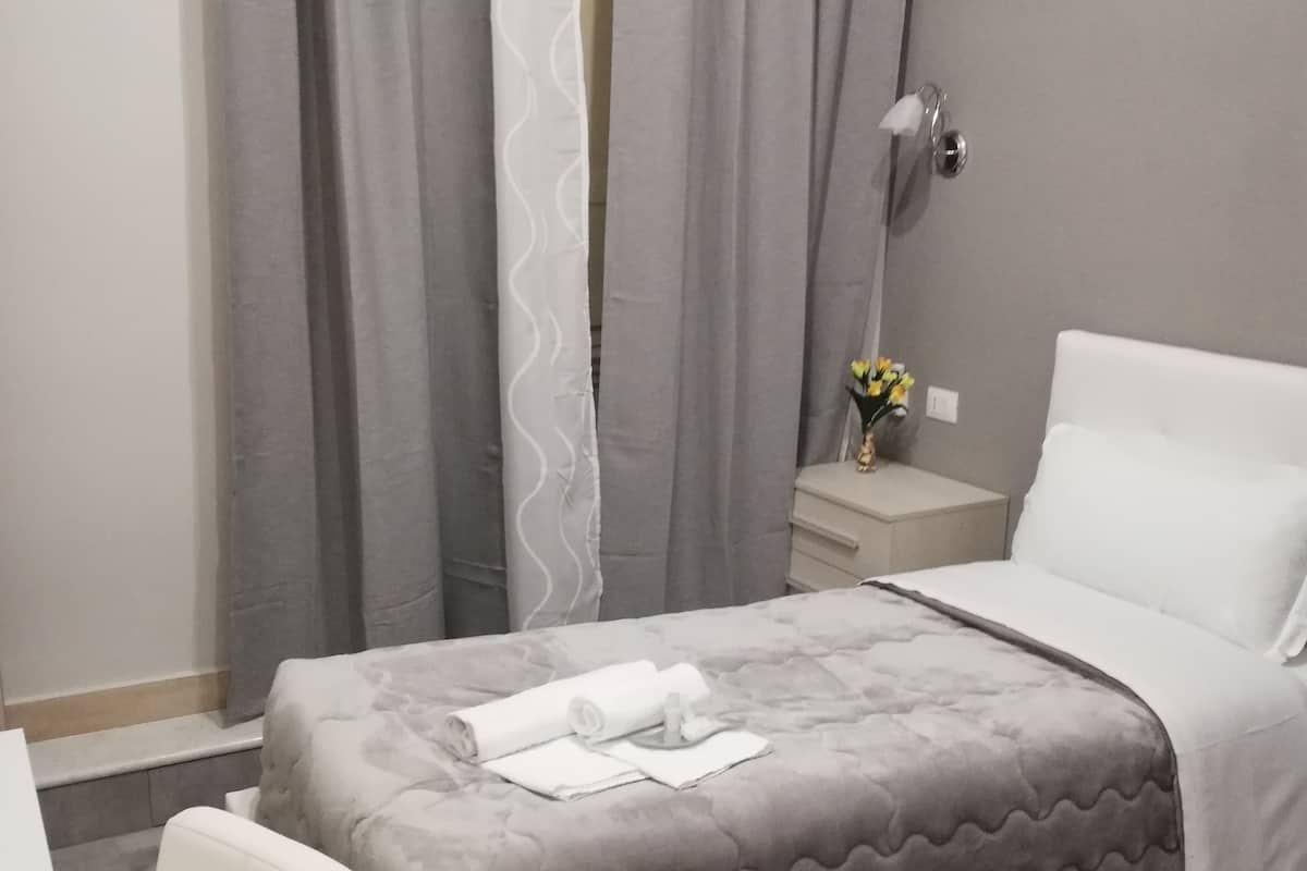 Ropa de cama de alta calidad y caja de seguridad en la habitación