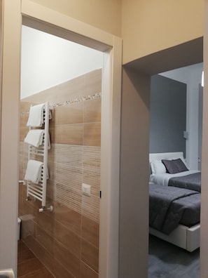 Comfort-Vierbettzimmer | Hochwertige Bettwaren, Zimmersafe, individuell dekoriert
