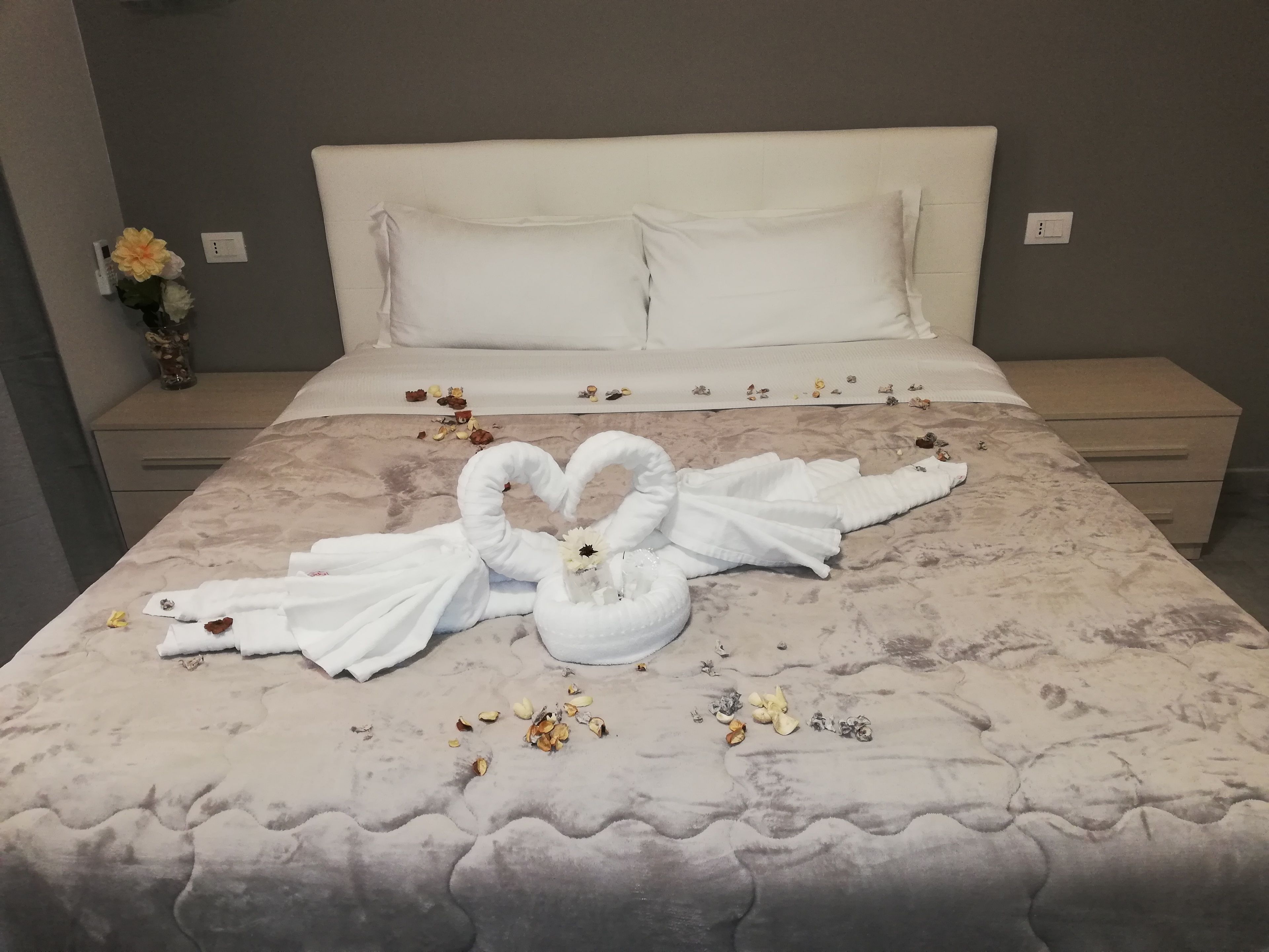 Habitación doble estándar | Ropa de cama de alta calidad y caja de seguridad en la habitación 