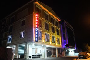 숙박 시설 정면 - 저녁/밤