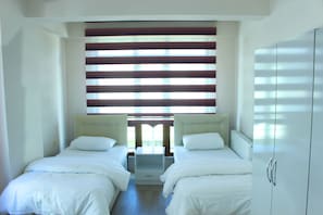 Schreibtisch, laptopgeeigneter Arbeitsplatz, schallisolierte Zimmer