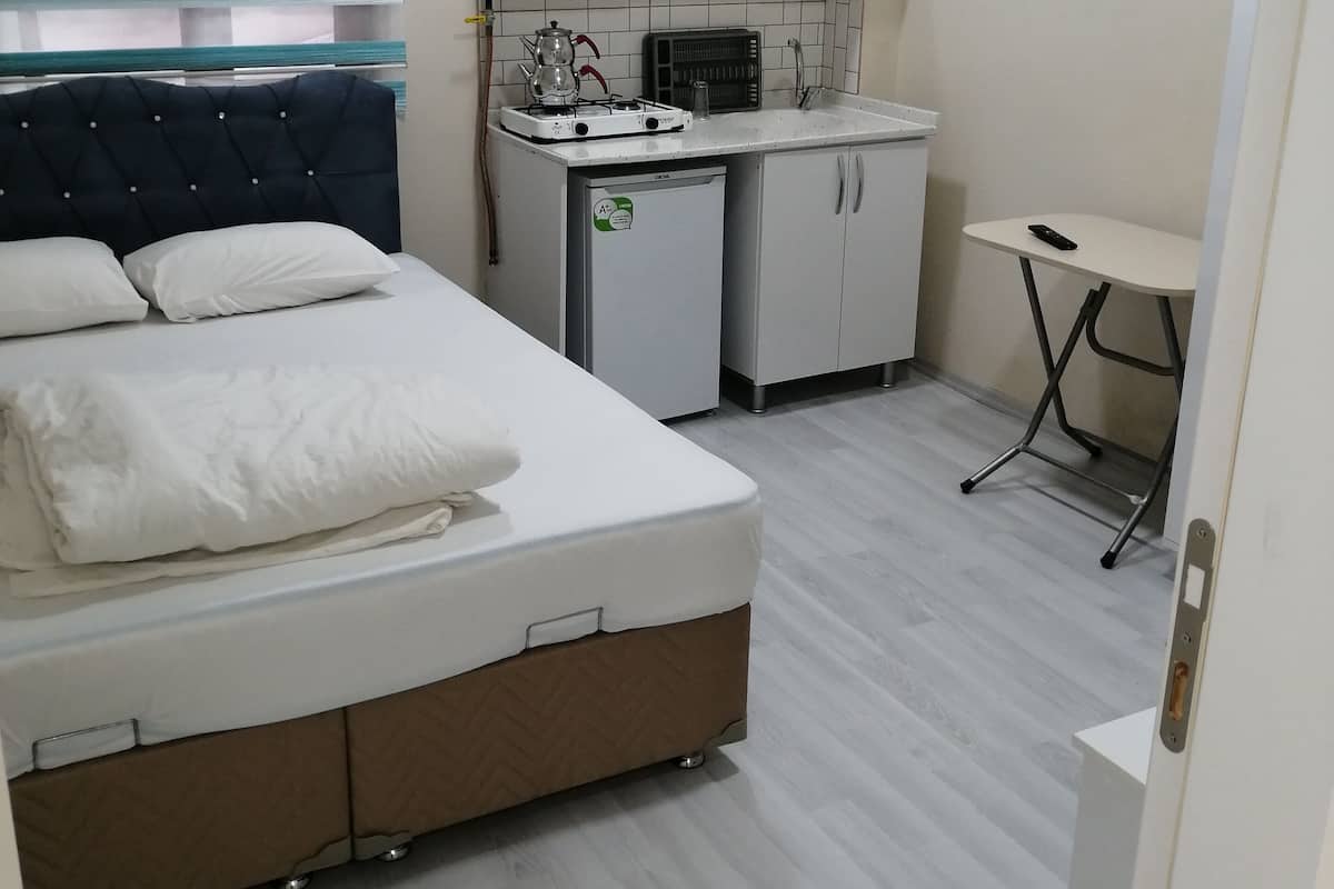 Schreibtisch, laptopgeeigneter Arbeitsplatz, schallisolierte Zimmer
