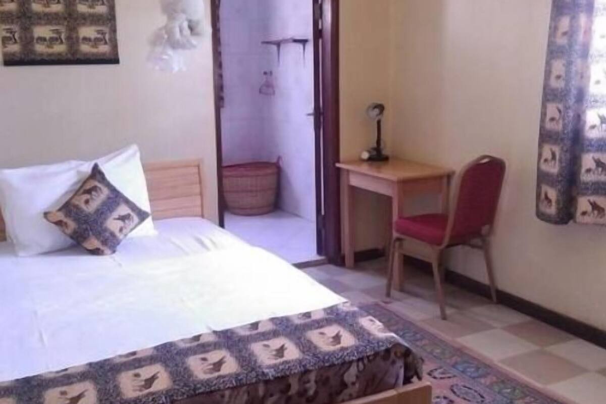Caja de seguridad en la habitación y ropa de cama 