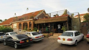 Parking - Te 882 Hotel (Kampala)