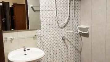 Standard Room, 1 King Bed, Non Smoking | Bathroom | Shower, free toiletries, slippers, towels