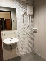 Habitación estándar, 1 cama de matrimonio grande, no fumadores | Baño | Ducha, artículos de higiene personal gratuitos, zapatillas y toallas