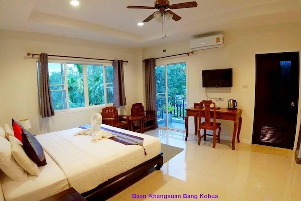 Standard Room, 1 King Bed, Non Smoking | Minibar, in-room safe, desk, blackout drapes