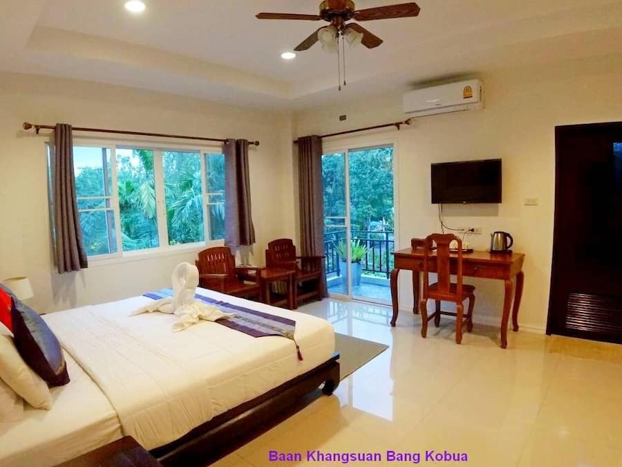 Standard Room, 1 King Bed, Non Smoking | Minibar, in-room safe, desk, blackout drapes