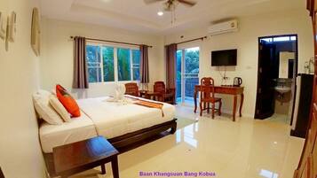 Minibar, caja de seguridad en la habitación y escritorio