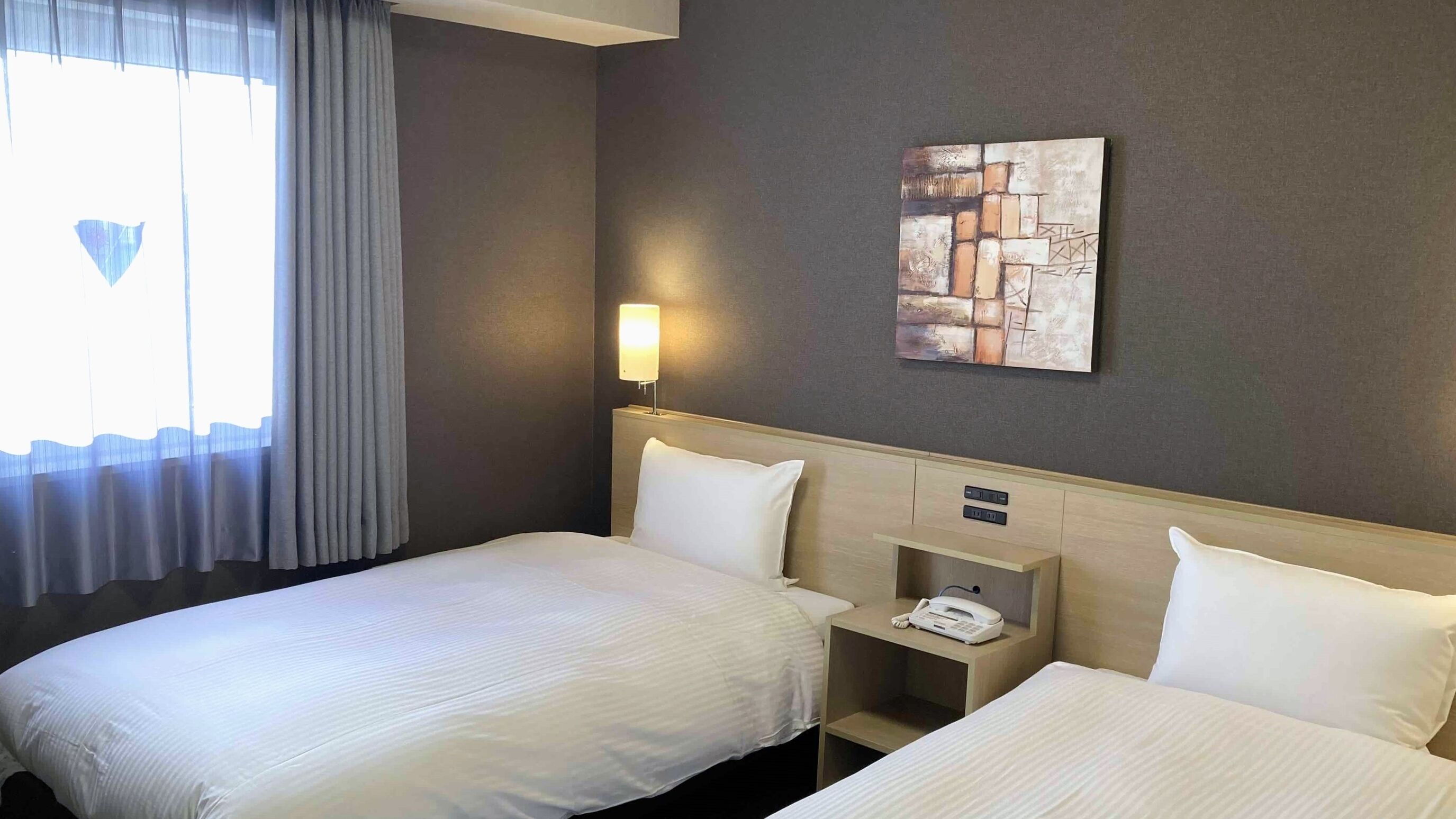 Een bureau, gratis wifi, beddengoed