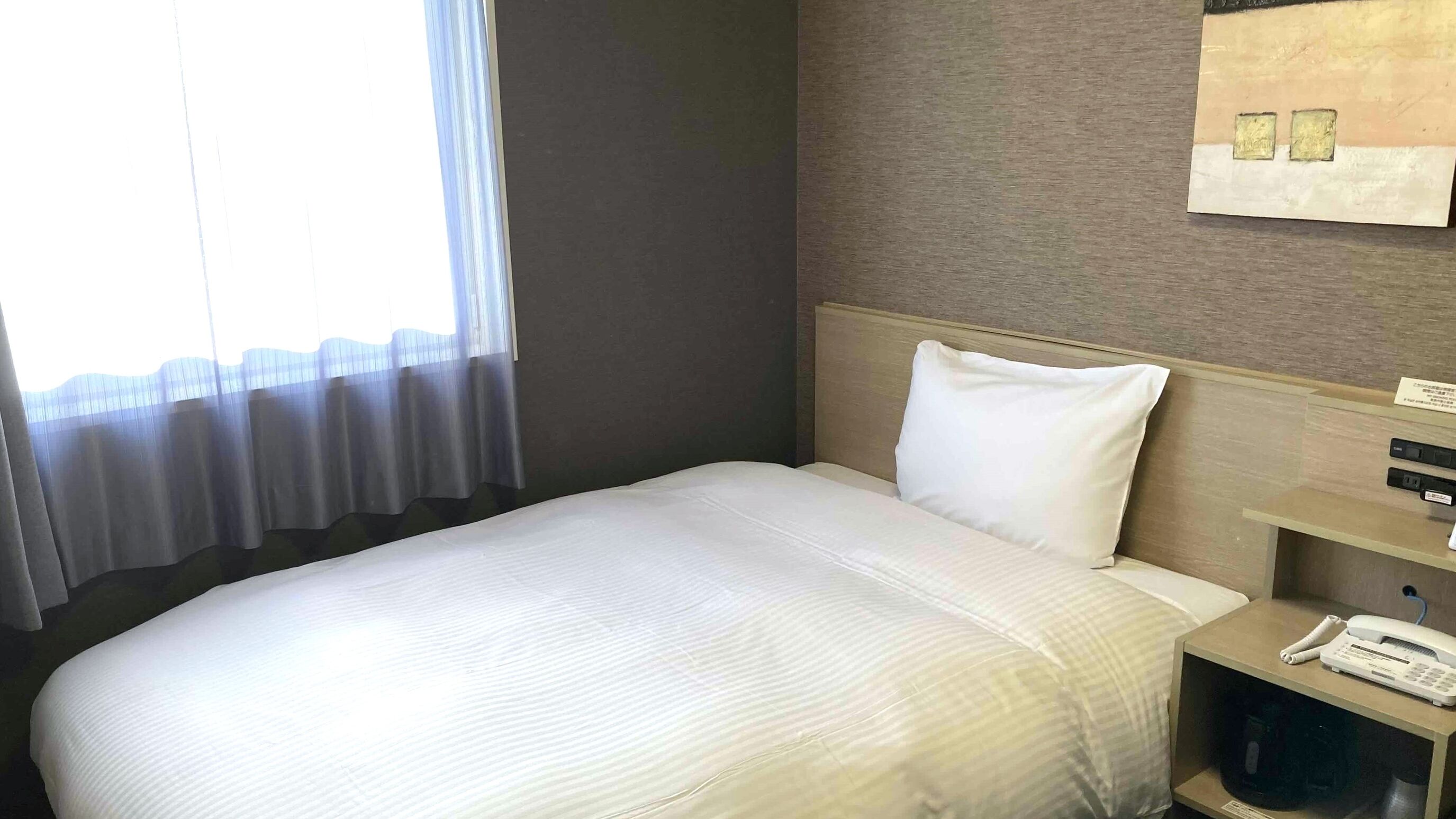Een bureau, gratis wifi, beddengoed