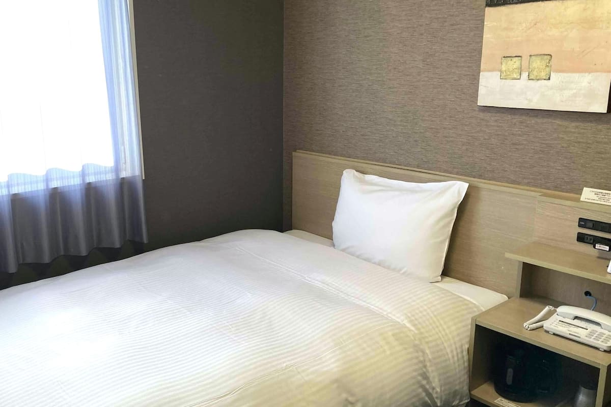 Escritorio, wifi gratis y ropa de cama