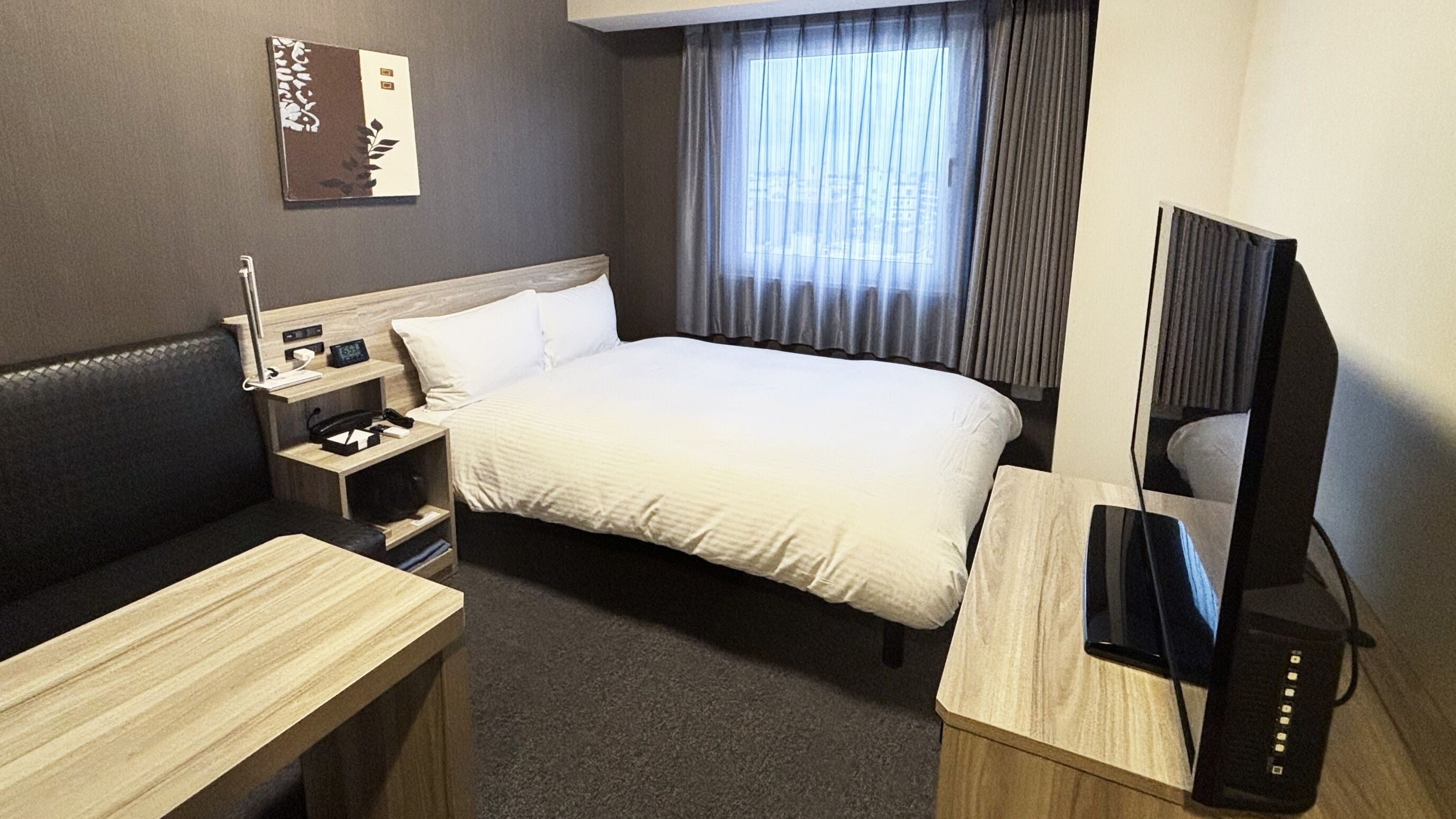 Een bureau, gratis wifi, beddengoed