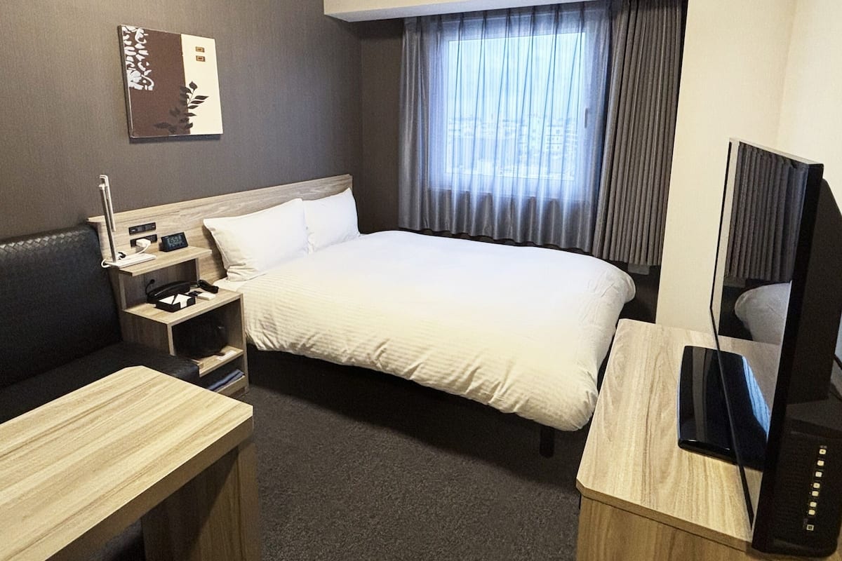 Escritorio, wifi gratis y ropa de cama