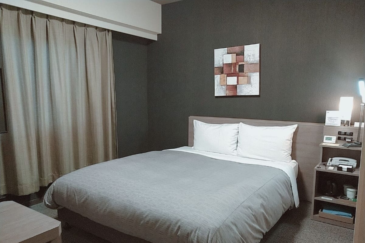 Desk, WiFi (free), bed sheets