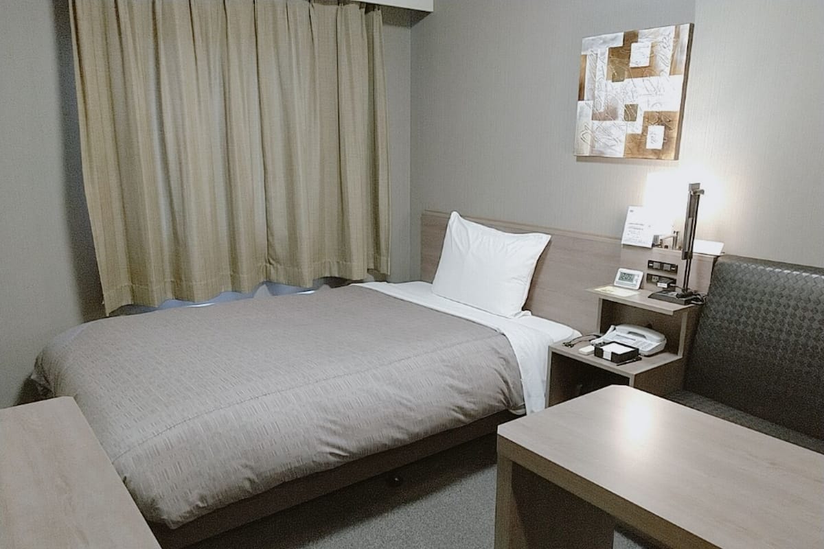 Desk, WiFi (free), bed sheets