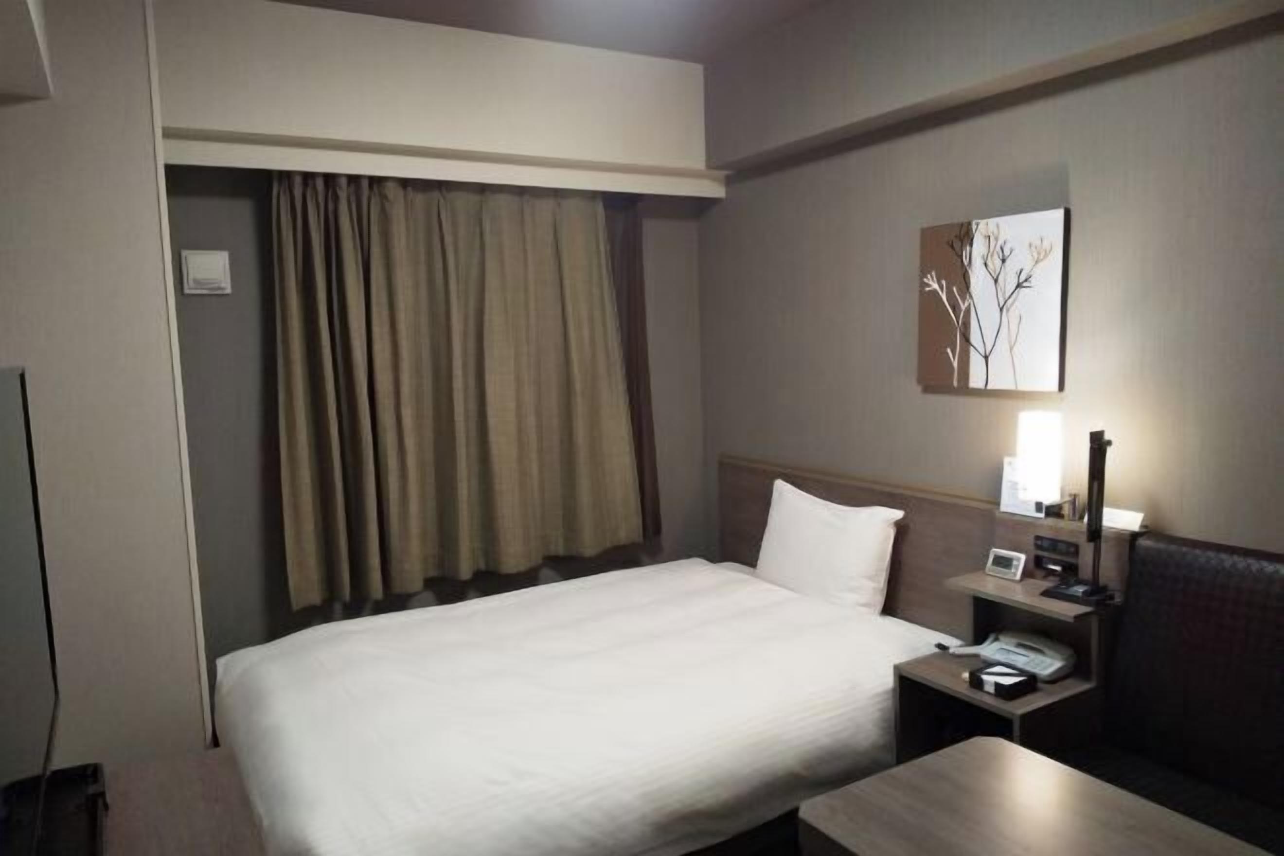 办公桌、免费 WiFi、床单