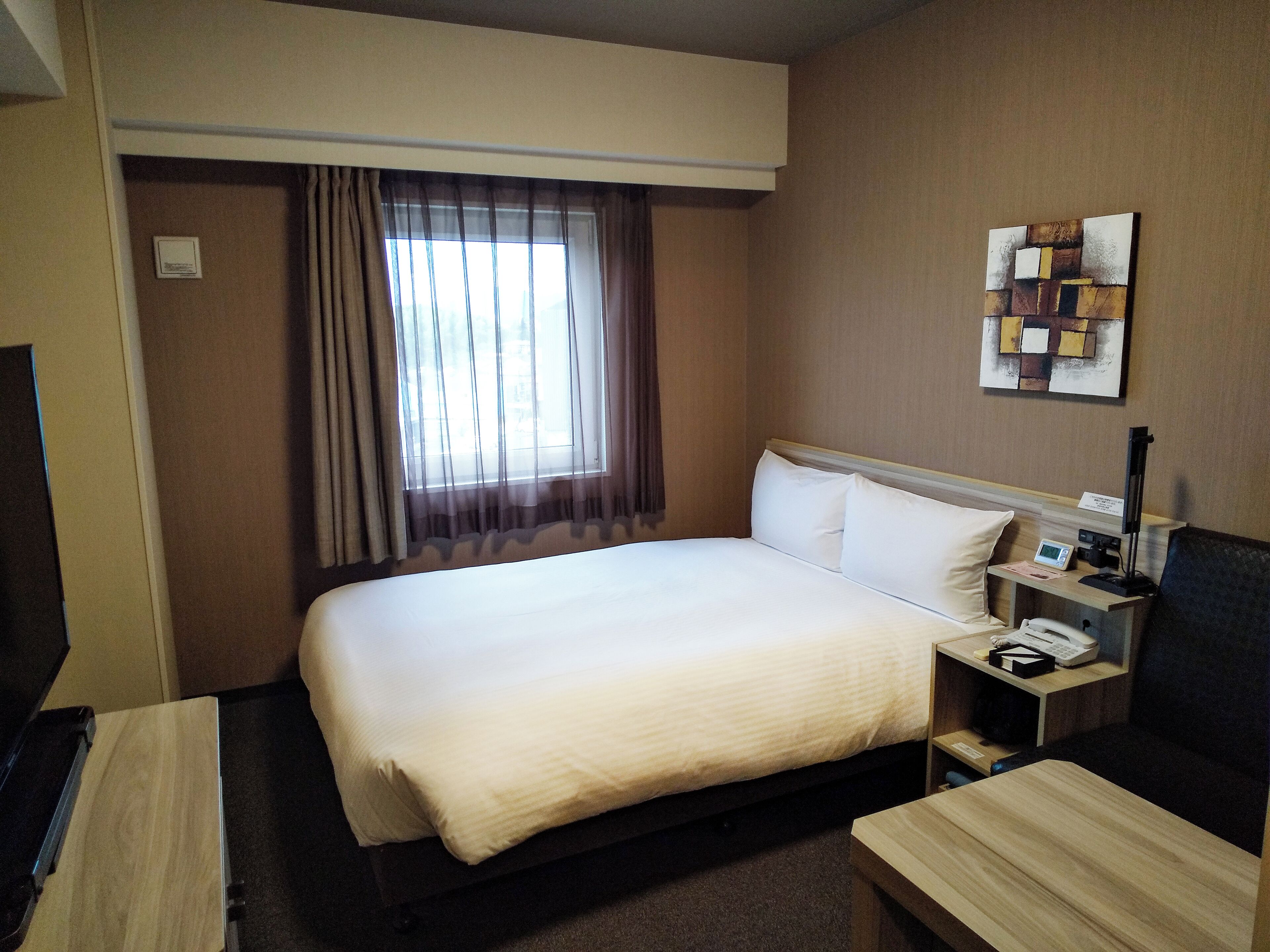 办公桌、免费 WiFi、床单