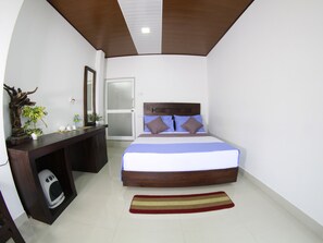 Standard Double Room, 1 Large Twin Bed, Non Smoking, Mountain View | In-room safe, individually decorated, desk, blackout drapes - Punsisi Resort (Nallathanniya)