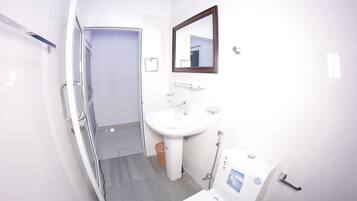 Standard Double Room, 1 Large Single Bed, Non Smoking, Mountain View | Bathroom | Shower, free toiletries, hair dryer, bidet
