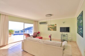 Villa | Living room | Flat-screen TV