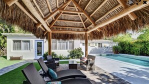 Pool - Downtown Delray Beauty pool home Sleeps 10 and close to beach (Delray Beach)