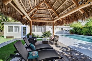 Outdoor pool, a heated pool - Downtown Delray Beauty heated pool home Sleeps 10 and close to beach (Delray Beach)