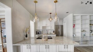 Private kitchen - Downtown Delray Beauty pool home Sleeps 10 and close to beach (Delray Beach)