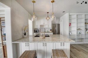 Fridge, microwave, oven, stovetop - Downtown Delray Beauty heated pool home Sleeps 10 and close to beach (Delray Beach)