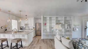 Interior - Downtown Delray Beauty pool home Sleeps 10 and close to beach (Delray Beach)