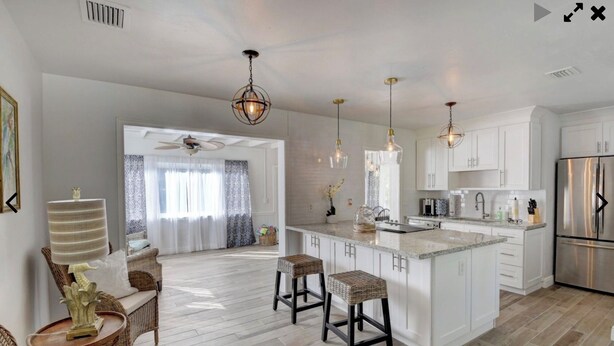 Private kitchen - Downtown Delray Beauty pool home Sleeps 10 and close to beach (Delray Beach)