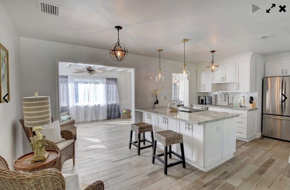 Fridge, microwave, oven, stovetop - Downtown Delray Beauty heated pool home Sleeps 10 and close to beach (Delray Beach)