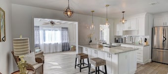 Downtown Delray Beauty pool home Sleeps 10 and close to beach