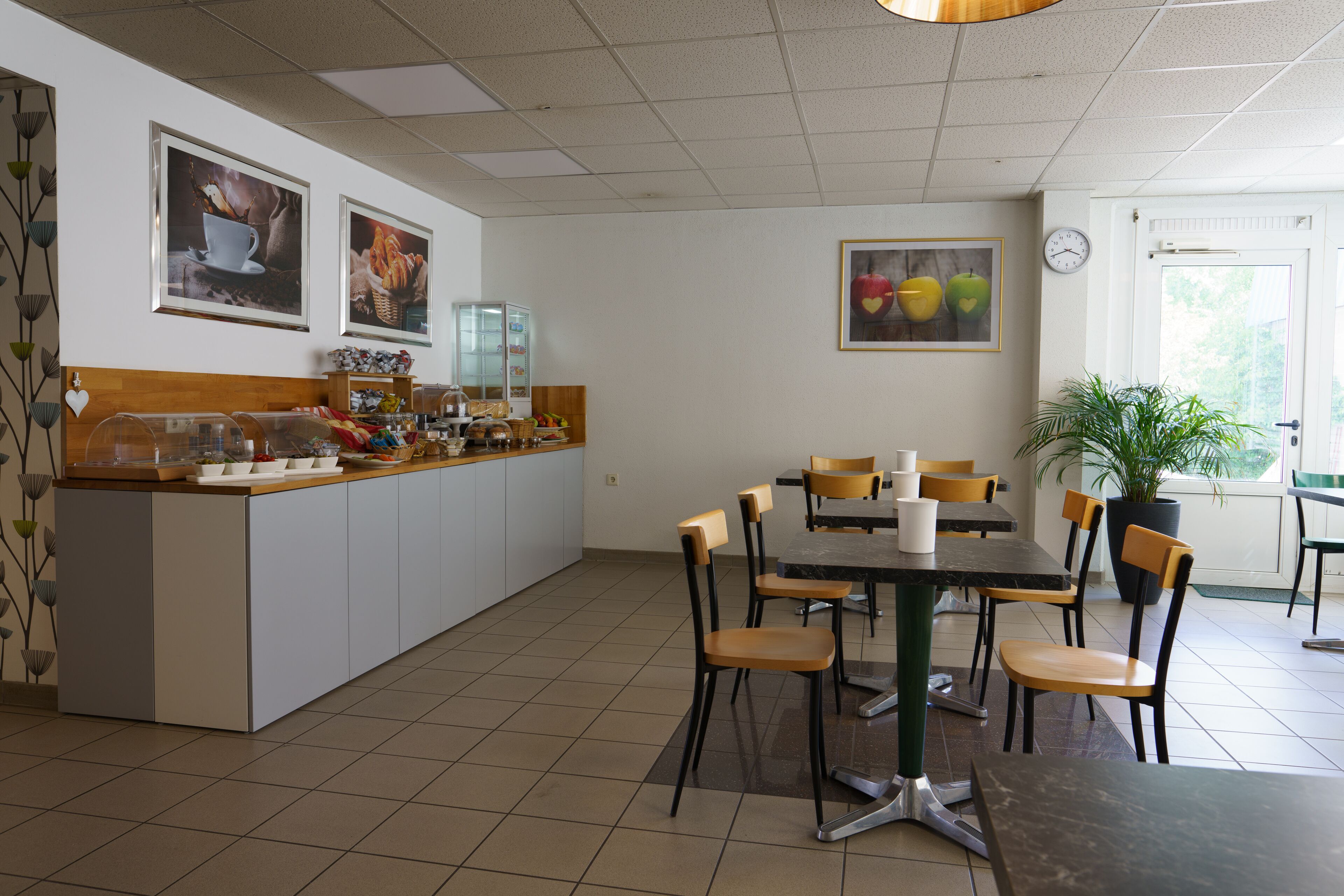 Un café avec un comptoir, des chaises et une table.