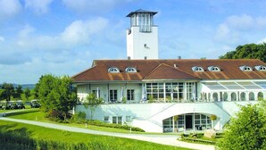 A large, white building with a tower, a glass conservatory, and a pathway leading to it. - Motel Drei König (Heimsheim)