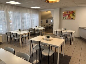 Se ofrece un desayuno bufé (10 EUR por persona)