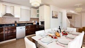 Villa, 4 slaapkamers | Dineren in de kamer
