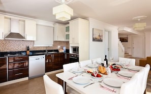 Villa, 4 habitaciones | Servicio de comidas en la habitación
