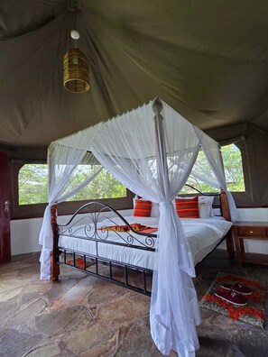 Premium bedding, desk, bed sheets - ELangata Olerai Luxury Camp (Maasai Mara)
