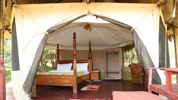 Hochwertige Bettwaren, Schreibtisch, Bettwäsche