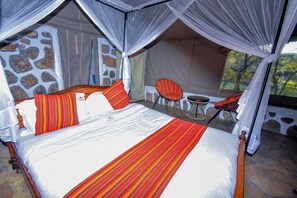 Premium bedding, desk, bed sheets - ELangata Olerai Luxury Camp (Maasai Mara)