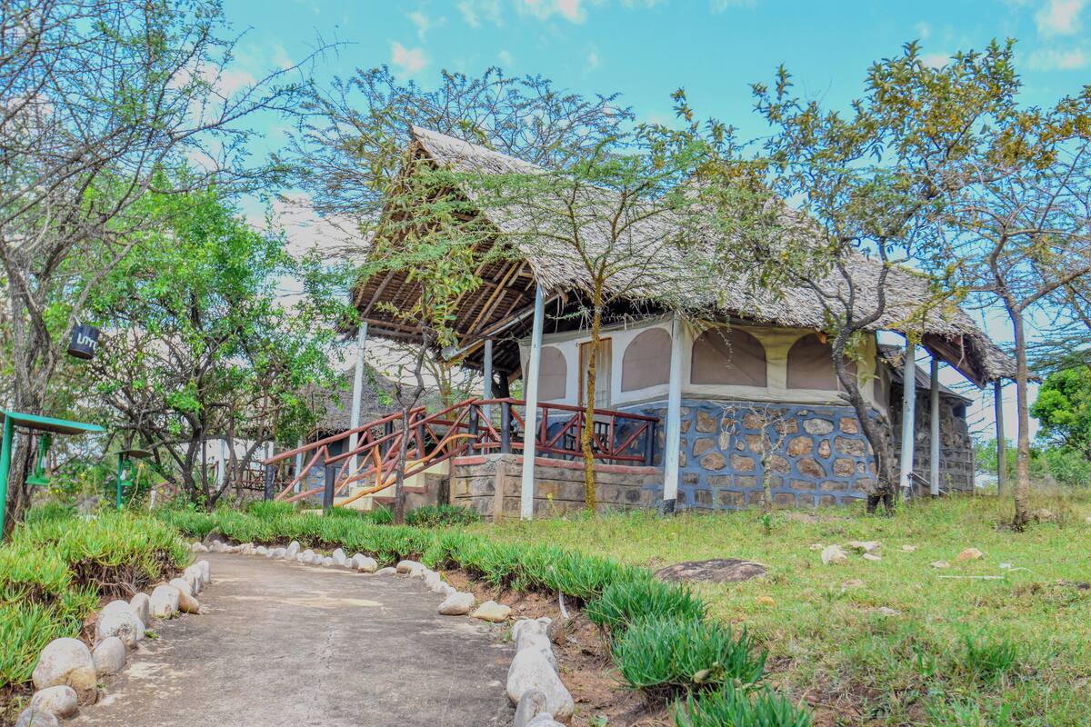 Kolmen hengen huone | Ylelliset vuodevaatteet, työpöytä, vuodevaatteet