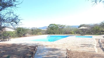 Una piscina al aire libre