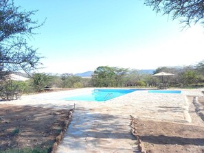 Una piscina al aire libre