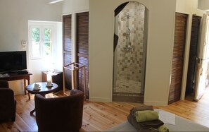 Double Room (Les Cévennes) | Individually decorated, individually furnished, soundproofing, free WiFi - Domaine de la Carrière (Sumene)