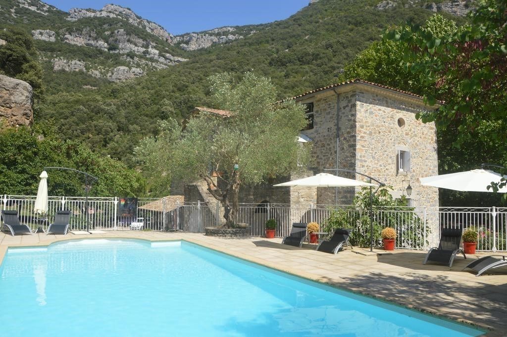 Een seizoensgebonden buitenzwembad en parasols bij het zwembad