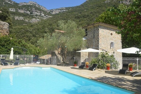 Seasonal outdoor pool, pool umbrellas, sun loungers - Domaine de la Carrière (Sumene)