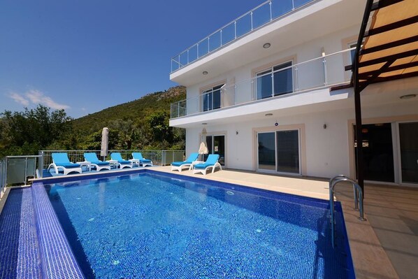 Outdoor pool, pool umbrellas, pool loungers - Villa Asma (Kas)