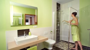 Een badkamer met een wastafel, toilet en douche.