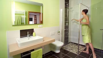 Regadera, amenidades de baño gratuitas, secadora de cabello